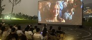 （美女被大鸡巴操在线观看转载）成都秋夜“新耍法”：到公园看坝坝电影